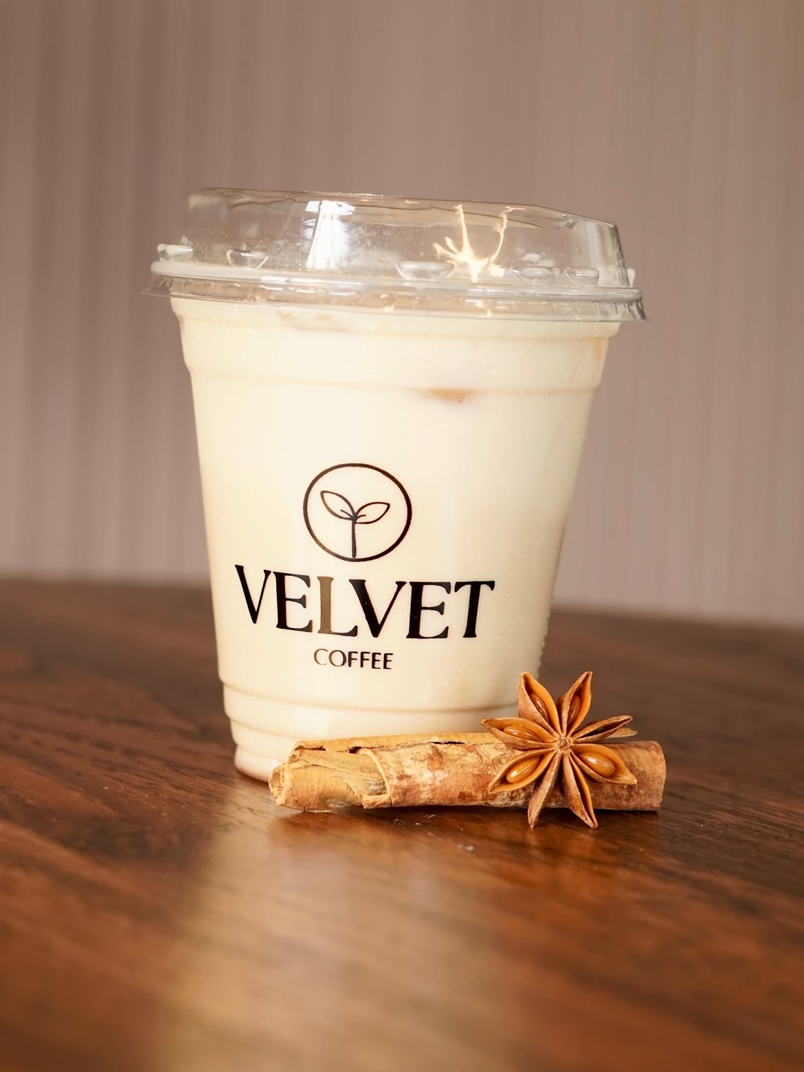 Bebida de Velvet Coffee fotografiada con canela y anís